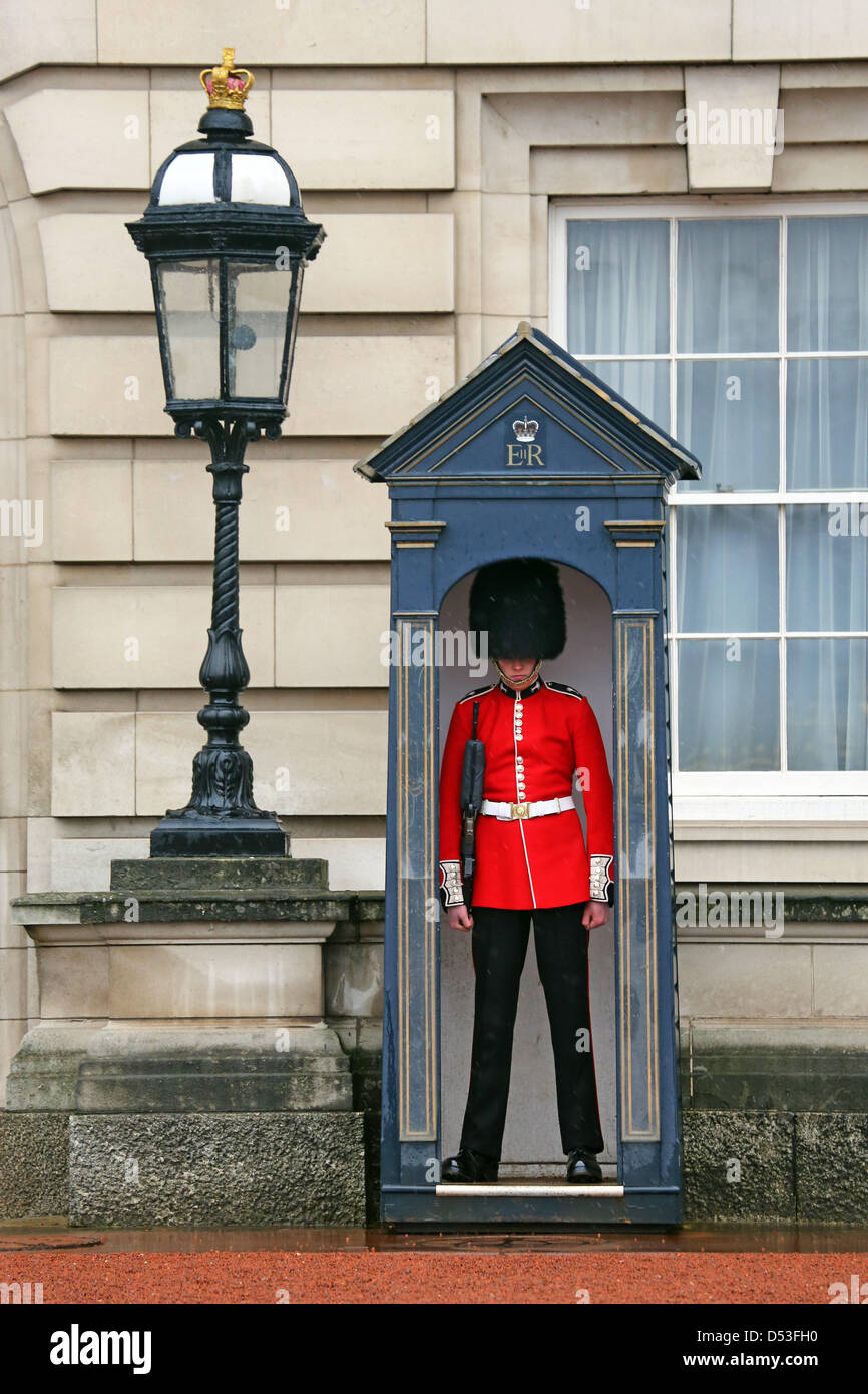 Londra, Regno Unito. Il 23 marzo 2013. La Guardia Reale a Buckingham Palace sono stati ordinati per cambiare nel loro rosso uniforme estiva dal 23 Marzo a prescindere dalle condizioni atmosferiche e ha dovuto stare con il freddo e la neve come cambia la guardia è stata annullata a Londra, Inghilterra. Il primo battaglione Welsh guardie fu il primo ad eseguire la nuova guardia e rimuovere la Athol grigio riveste grande. Credito: Paul Brown / Alamy Live News Foto Stock