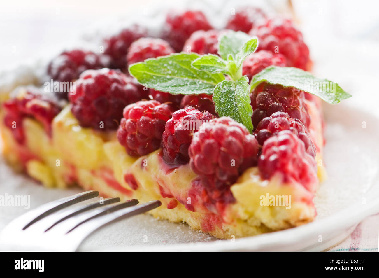Torta di lamponi isolato su bianco Foto Stock