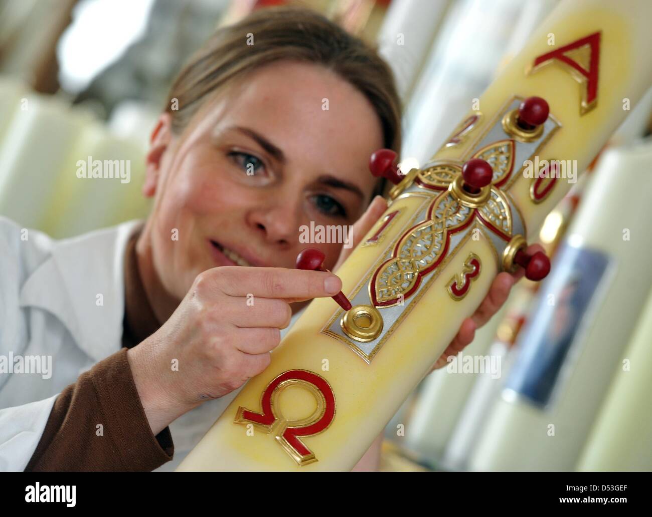 Scultore cera Isabella Mayr decora un cero pasquale nella sua officina in Reinhartshausen, Germania, 22 marzo 2013. Questa candela è destinato per emerito Papa Benedetto XVI. Questa è la settima cero pasquale in una fila che Mayr ha realizzato per Benedetto. Foto: Stefan Puchner Foto Stock