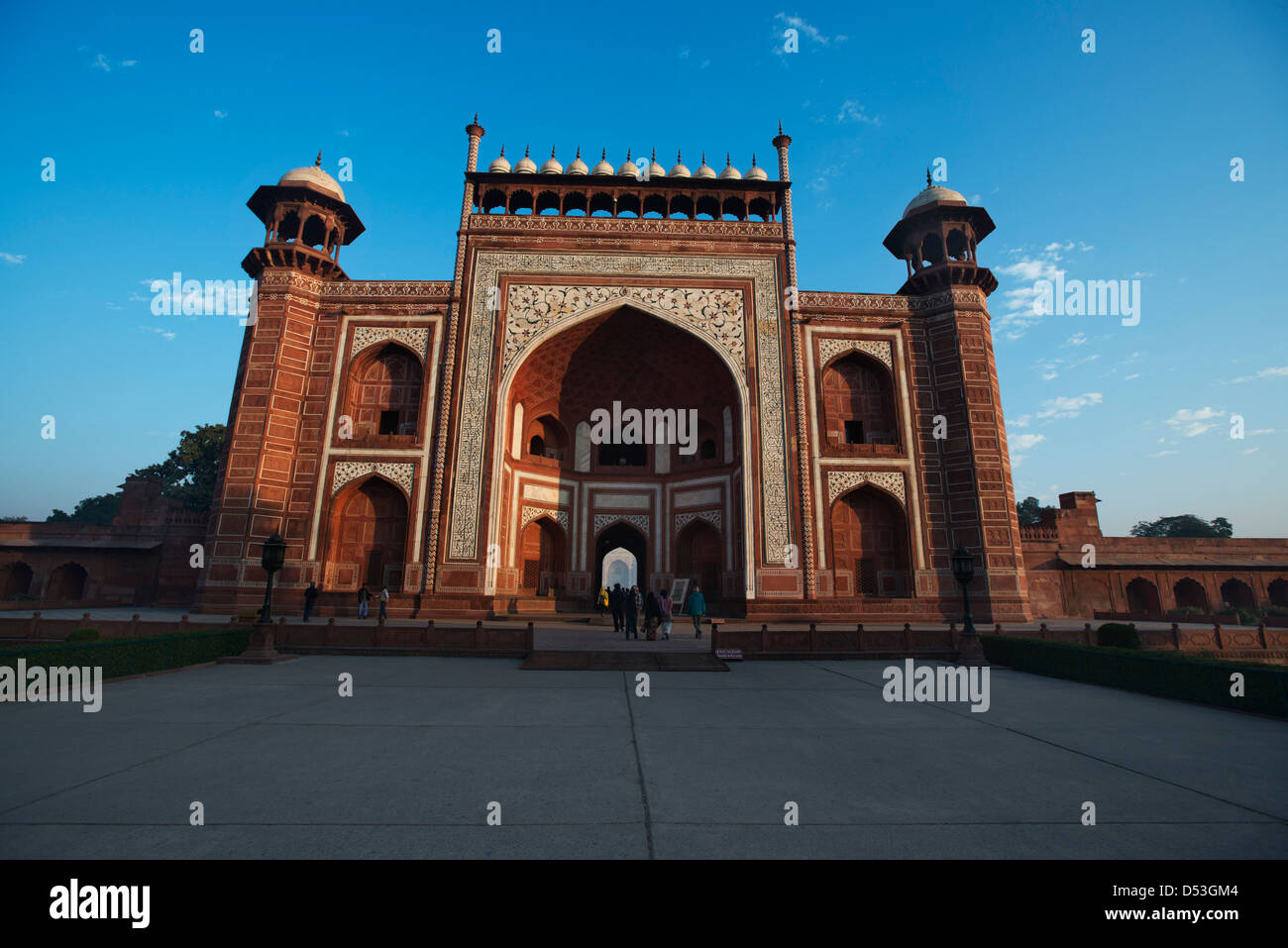 Grande porta (Darwaza-i) rauza gateway al Taj Mahal, Agra, Uttar Pradesh, India Foto Stock