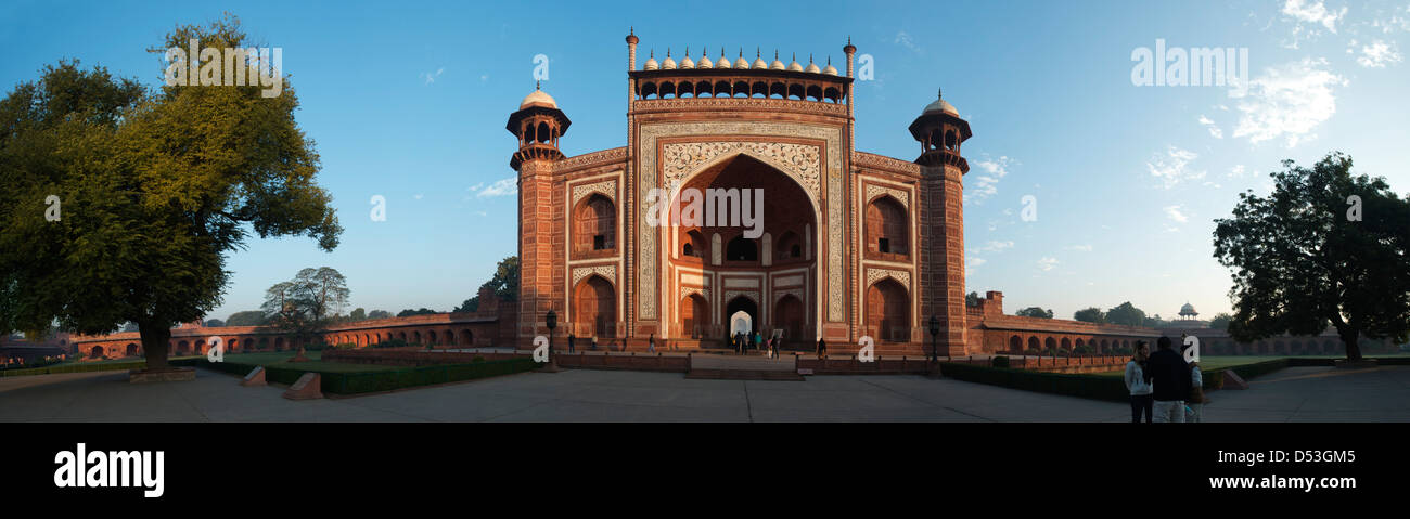 Grande porta (Darwaza-i) rauza gateway al Taj Mahal, Agra, Uttar Pradesh, India Foto Stock
