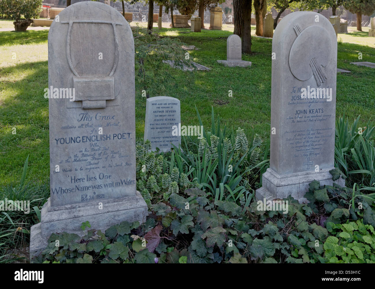 Pietra tombale di John Keats e il suo amico Joseph Severn nel Cimitero Protestante di Roma. Foto Stock