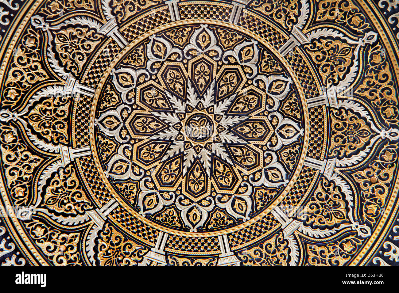 Toledo - dettaglio della tipica piastra Damascene. Artigianato tradizionale. Foto Stock