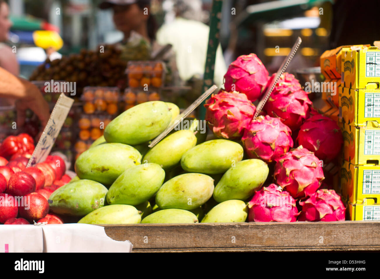 Frutti tropicali, green mango e dragon la frutta in vendita in Malaysia. Foto Stock