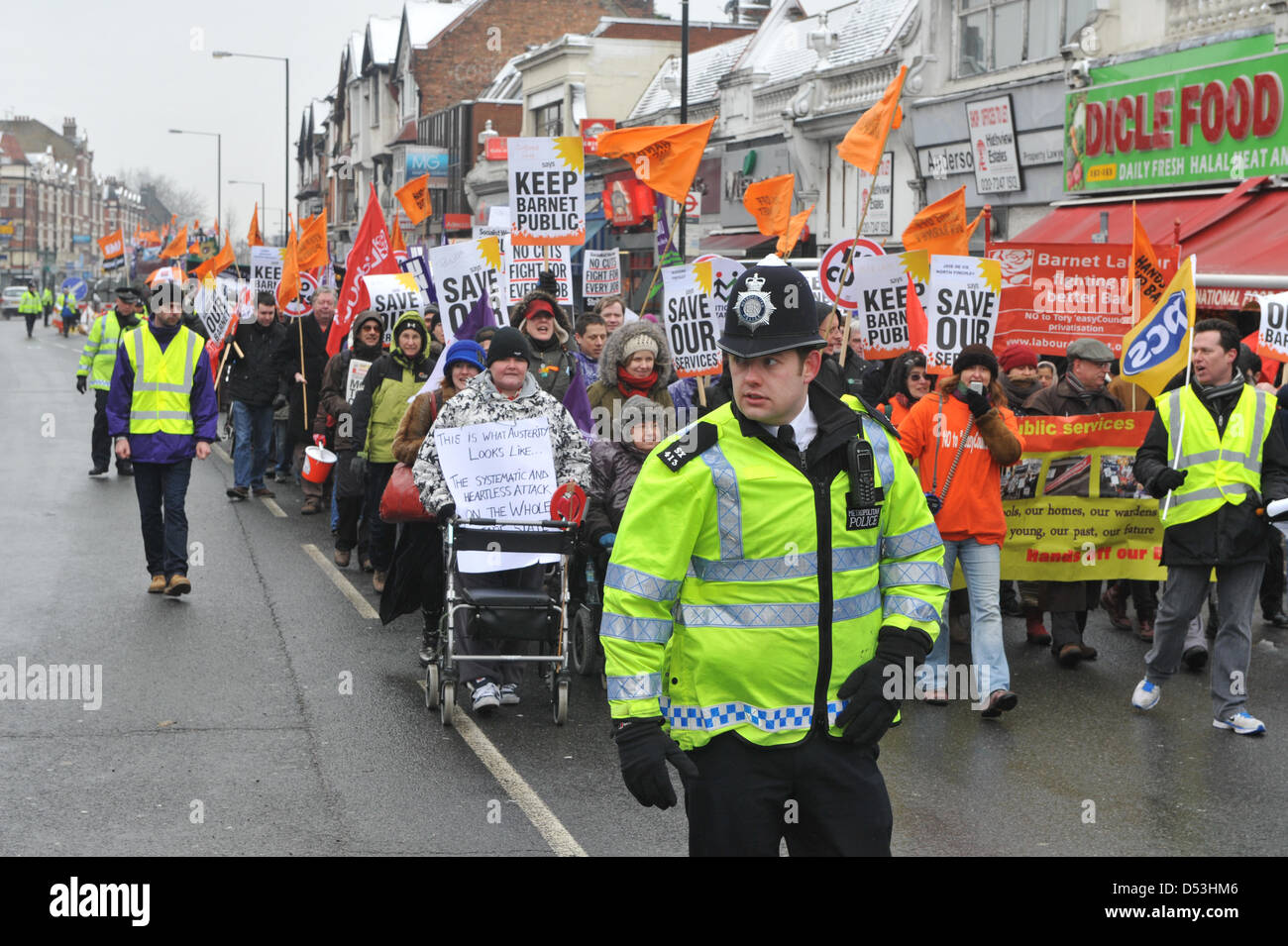 Barnet, Londra, Regno Unito. Il 23 marzo 2013. I manifestanti con striscioni e cartelloni su marzo contro la privatizzazione dei servizi pubblici a Barnet. Marcia di protesta a Barnet contro la privatizzazione dei servizi pubblici da Barnet consiglio. Credito: Matteo Chattle / Alamy Live News Foto Stock