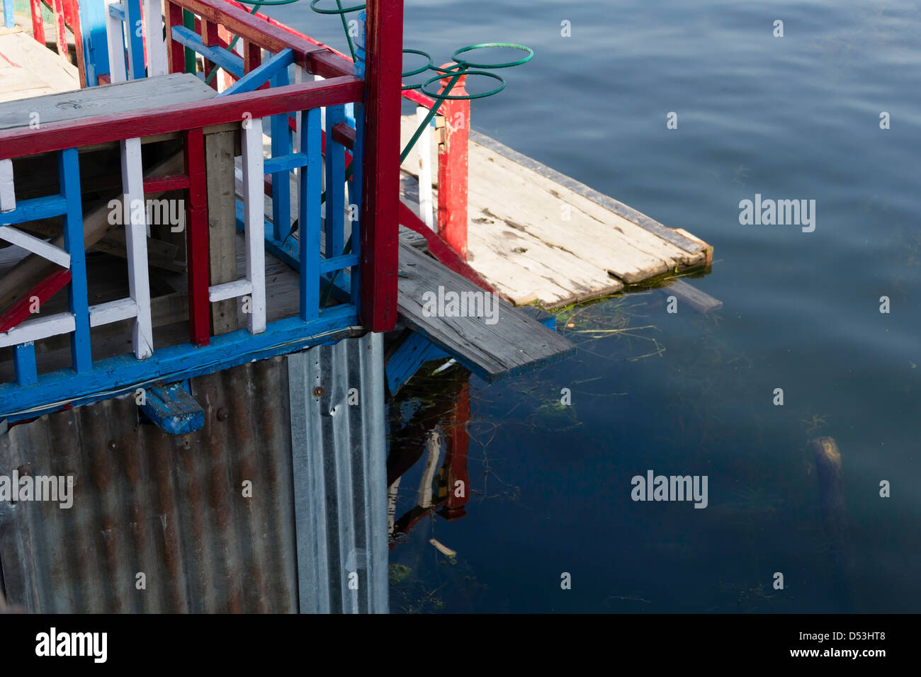 La parte anteriore di una casa galleggiante e le erbacce e d'acqua dal lago in Srinagar. La piattaforma è utilizzata per ottenere in shikaras. Foto Stock