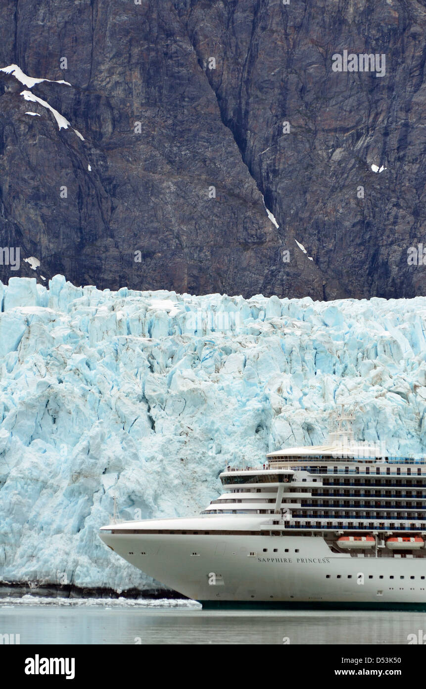 La nave di crociera in ingresso Tarr, Parco Nazionale di Glacier Bay, Alaska. Foto Stock