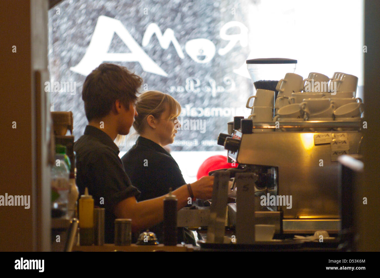 Oswestry, Regno Unito. Il 23 marzo 2013. Barristas Haiden 16, studente da Oswestry e Maiden 26 anche da Oswestry lavorare a Aroma Cafe mentre la neve continua senza sosta all'esterno. Credito foto Graham M. Lawrence/Alamy live News. Foto Stock