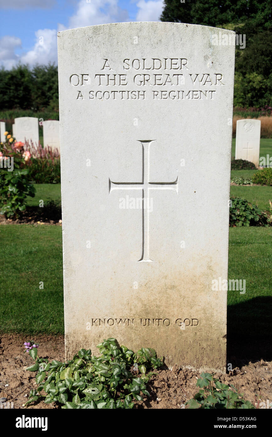 Close up di un scozzese Unknown Soldier tomba nel cimitero di anglo-francese accanto al memoriale di Thiepval, Thiepval, Francia. Foto Stock