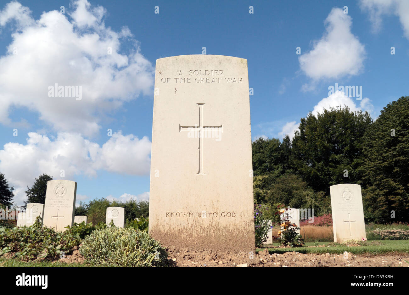 Tomba di un soldato sconosciuto, " un soldato della Grande Guerra", il cimitero anglo-francese, Thiepval Memorial, Thiepval, Francia. Foto Stock