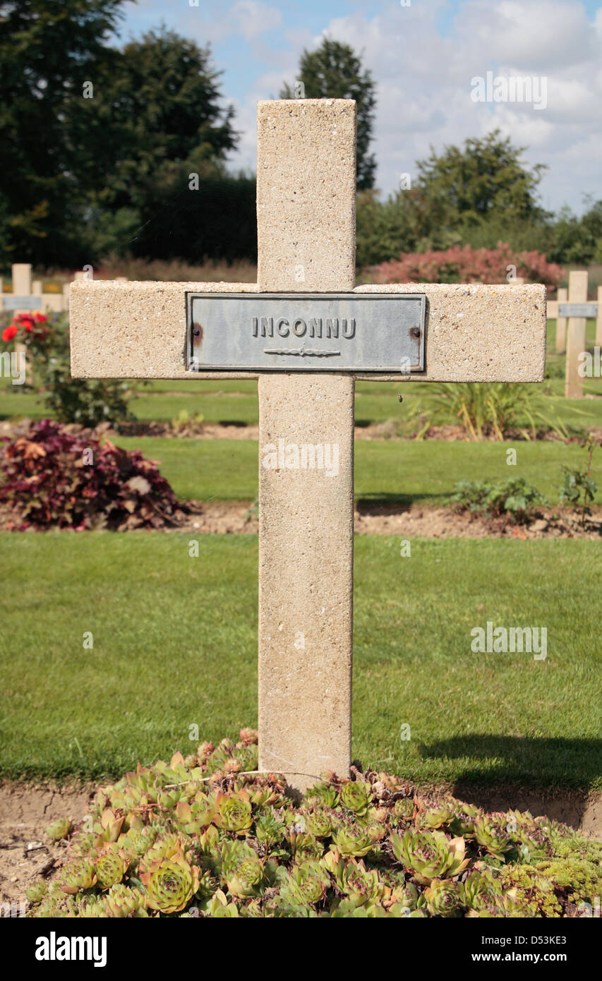 Close up di un francese Unknown Soldier tomba nel cimitero di anglo-francese accanto al memoriale di Thiepval, Thiepval, Francia. Foto Stock