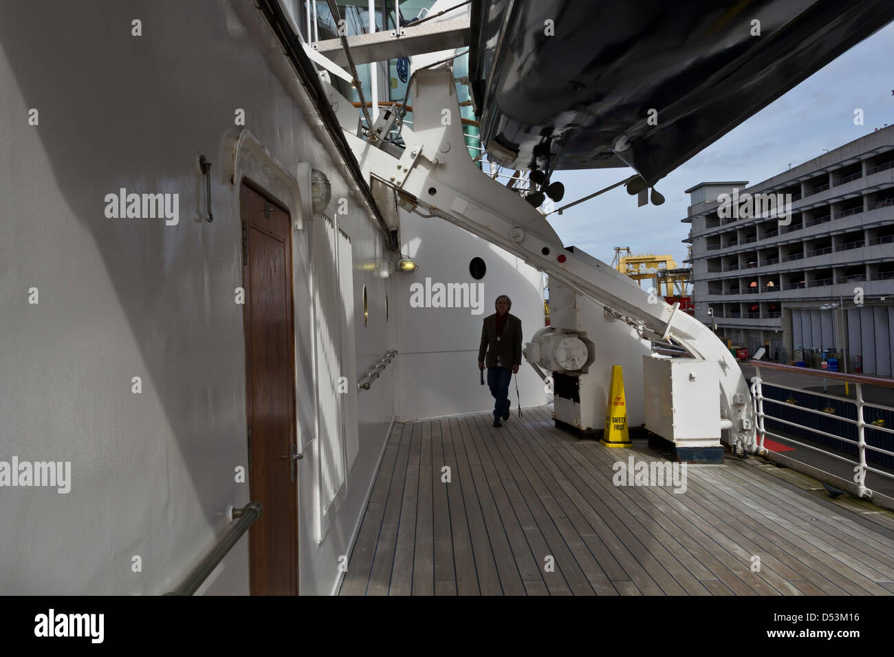 I turisti a bordo del ponte della Royal Yacht Britannia HMY ormeggiate nel porto di Leith a Edimburgo in Scozia, overhead barca Foto Stock