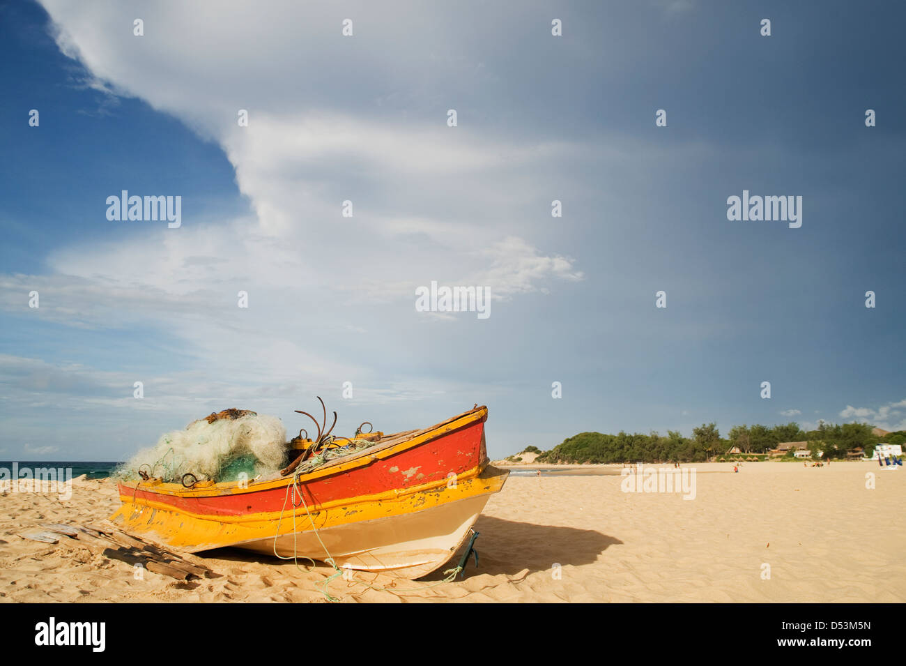 Barca da pesca sulla spiaggia, Tofinho / Tofo Mozambico Foto Stock