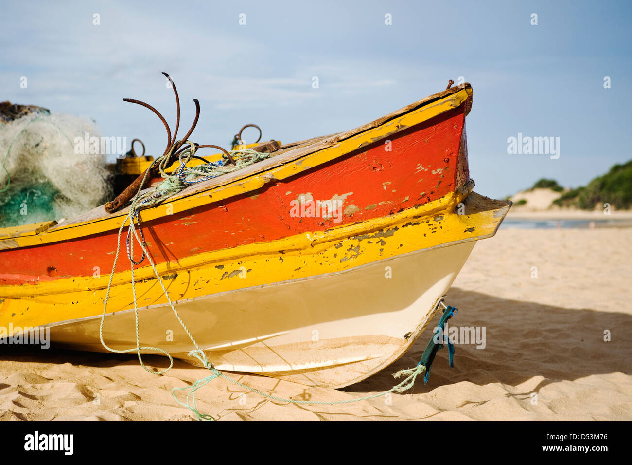 Barca da pesca sulla spiaggia, Tofinho / Tofo Mozambico Foto Stock