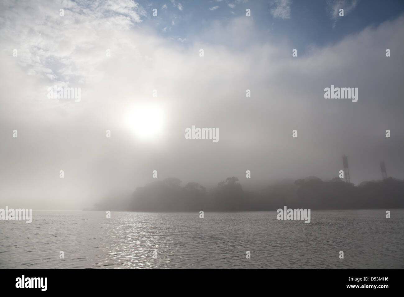Nebbia al mattino al canale Rio Chagres/Panama, Gamboa, provincia di Panama, Repubblica di Panama. Foto Stock