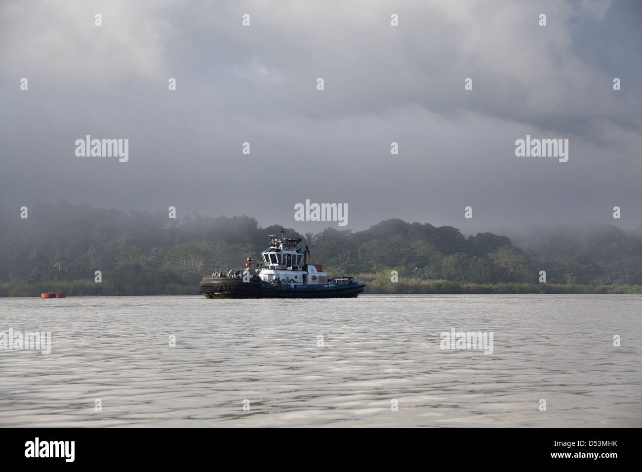 Rimorchiatore sul canale di Panama, Repubblica di Panama. Foto Stock