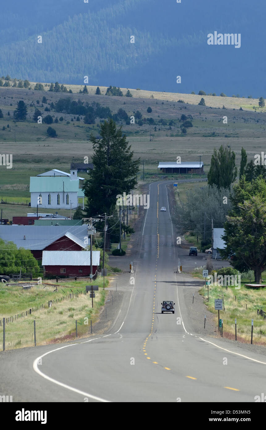 Auto in avvicinamento alla piccola comunità di Fox, Oregon. Foto Stock
