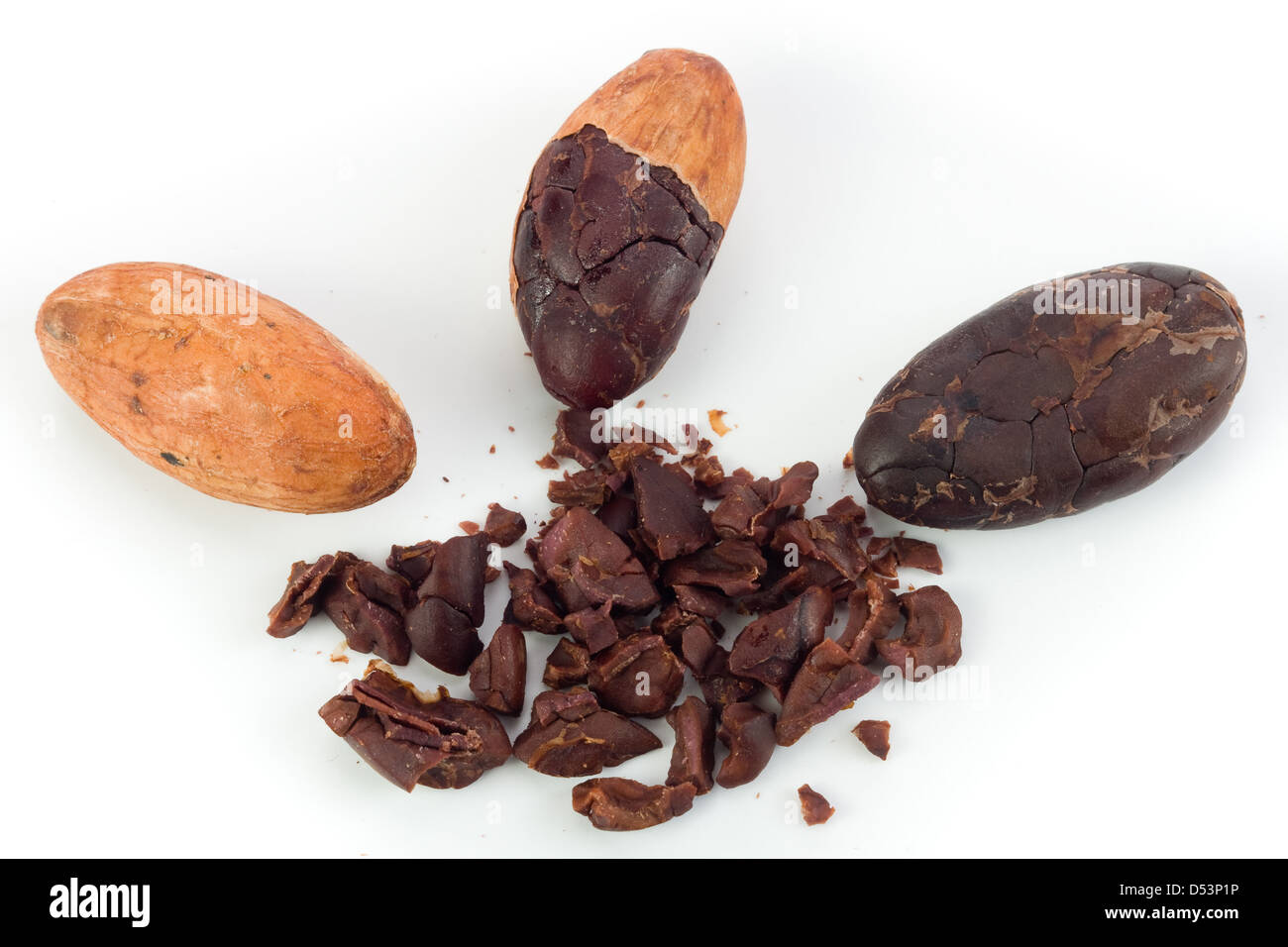 Le fave di cacao con e senza guscio Foto Stock