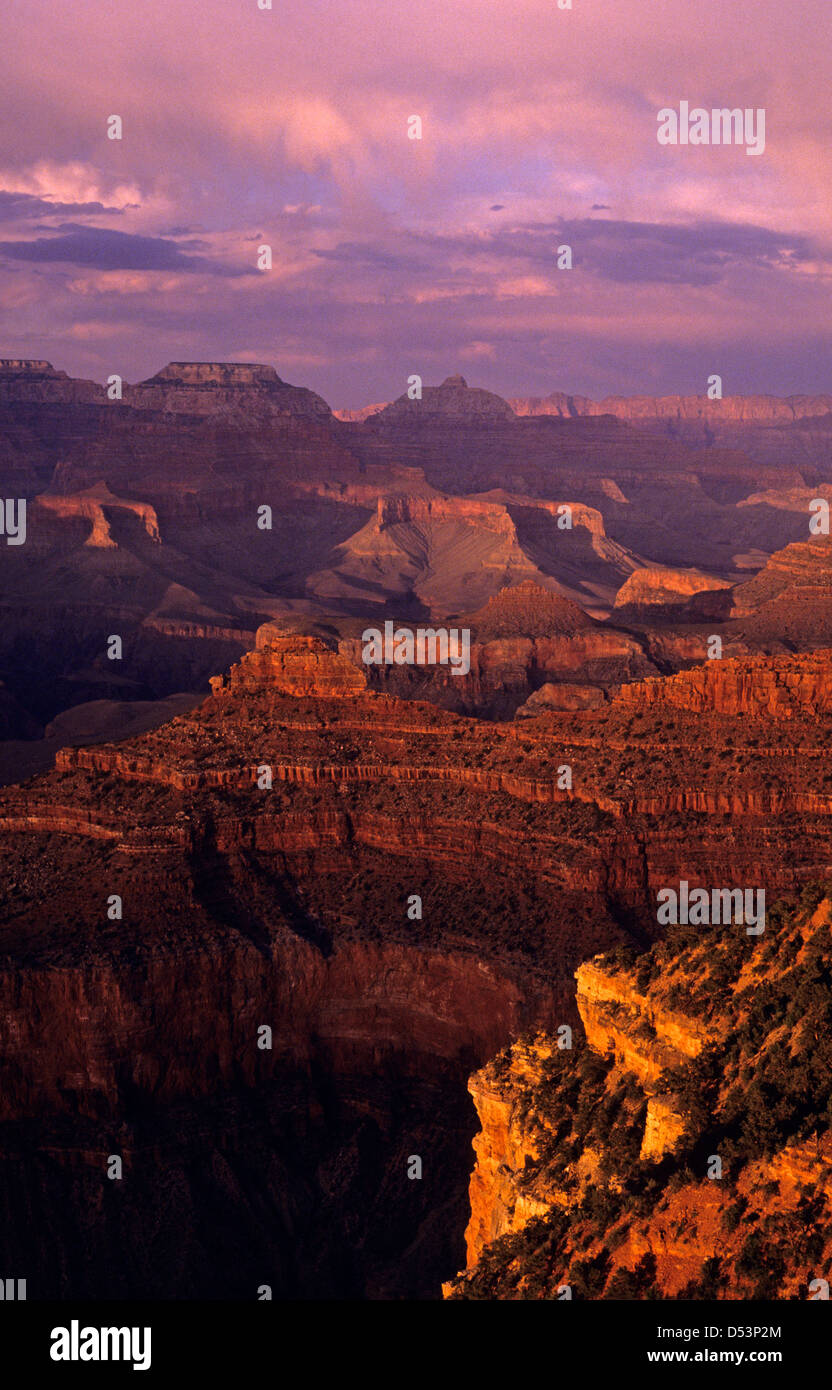 South Rim Grand Canyon prese vicino a Yavapai Point la luce del tramonto sulle formazioni rocciose Arizona Foto Stock