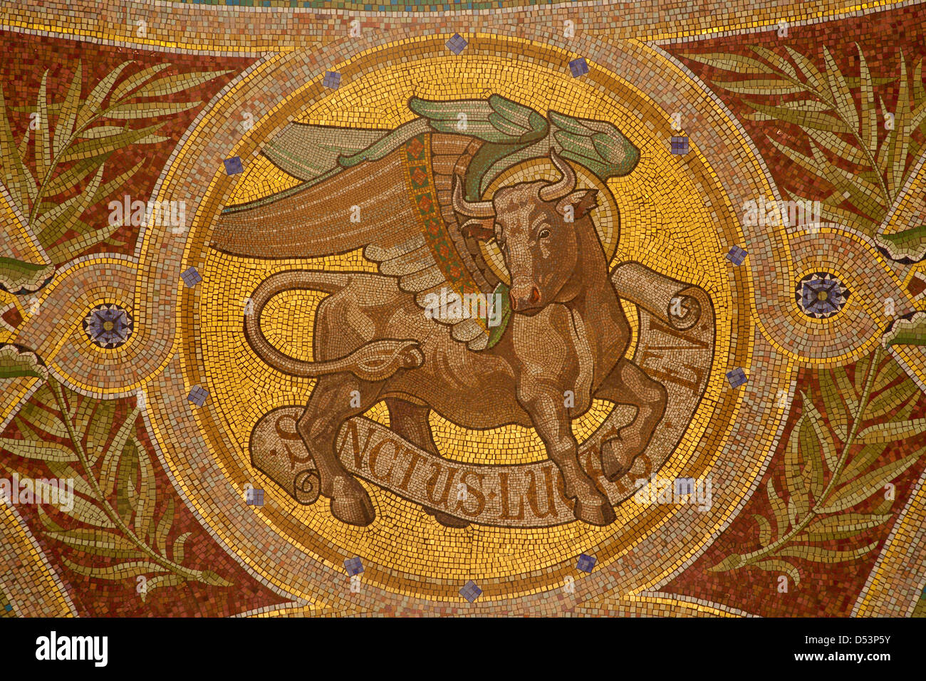 MADRID - 9 Marzo: mosaico di bull come simbolo di san Luca evangelista nella Iglesia de San Manuel y San Benito Foto Stock