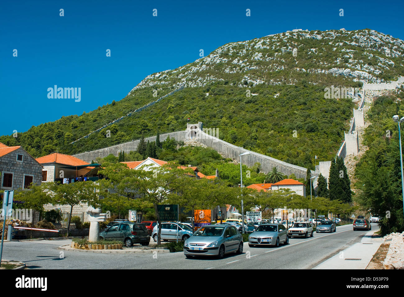 STON, Croazia - 16 agosto: storico muro in Ston, il 16 agosto 2012. Ston è una piccola cittadina situata vicino a Dubrovnik in Croazia. Foto Stock