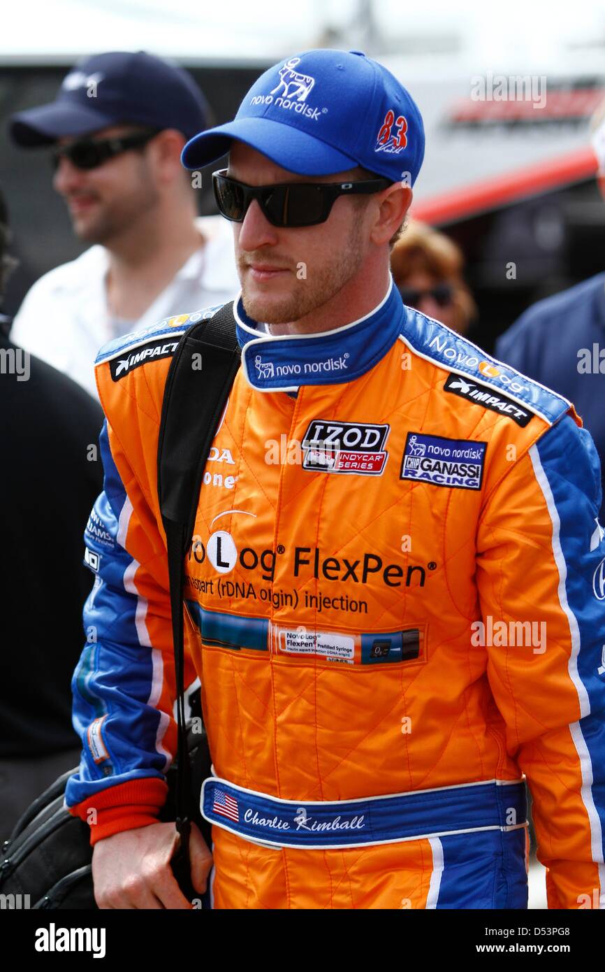 San Pietroburgo, Florida, Stati Uniti d'America. Il 23 marzo 2013. IndyCar Series driver Charlie Kimball cammina giù pit lane prima dell'inizio del pomeriggio qualyfing sessioni. (Immagine di credito: credito: Luis Santana/Tampa Bay volte/ZUMAPRESS.com/Alamy Live News) Foto Stock