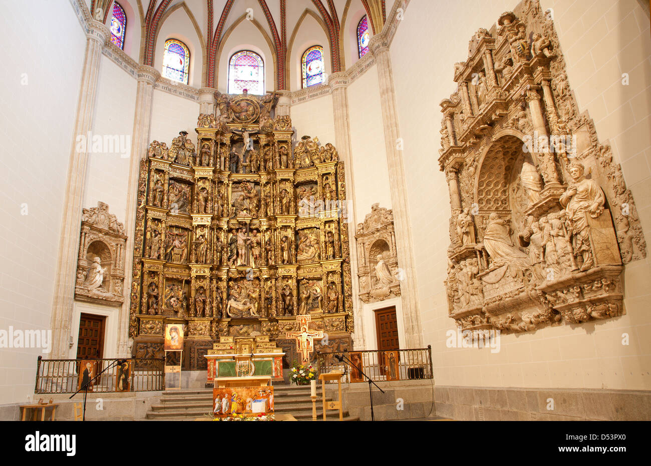 MADRID - MARZO 10: Presbiterio e altare rinascimentale della Capilla del Obispo da Francisco Giralte (1500-1576) Foto Stock