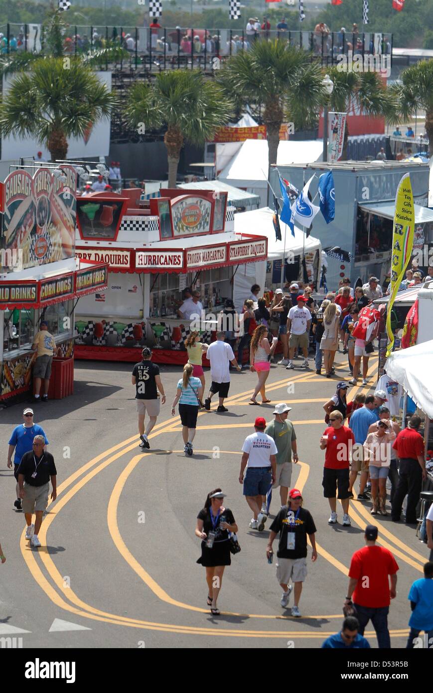 Marzo 23, 2013 - San Pietroburgo, Florida, Stati Uniti - DIRK SHADD | Orari .il ''il più veloce pausa primaverile'' continua con uno sguardo dalla sommità del grand stand indietro verso la zona di concessione durante la Honda Grand Prix di San Pietroburgo Sabato (03/23/13) (credito Immagine: © Dirk Shadd/Tampa Bay volte/ZUMAPRESS.com) Foto Stock