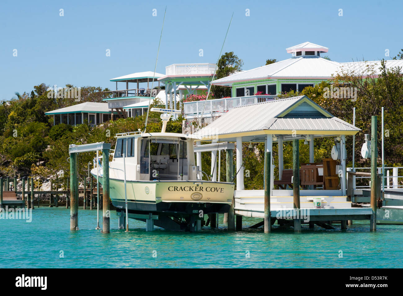 Una barca su un ascensore a Marsh Harbour, Abaco, Bahamas. Foto Stock