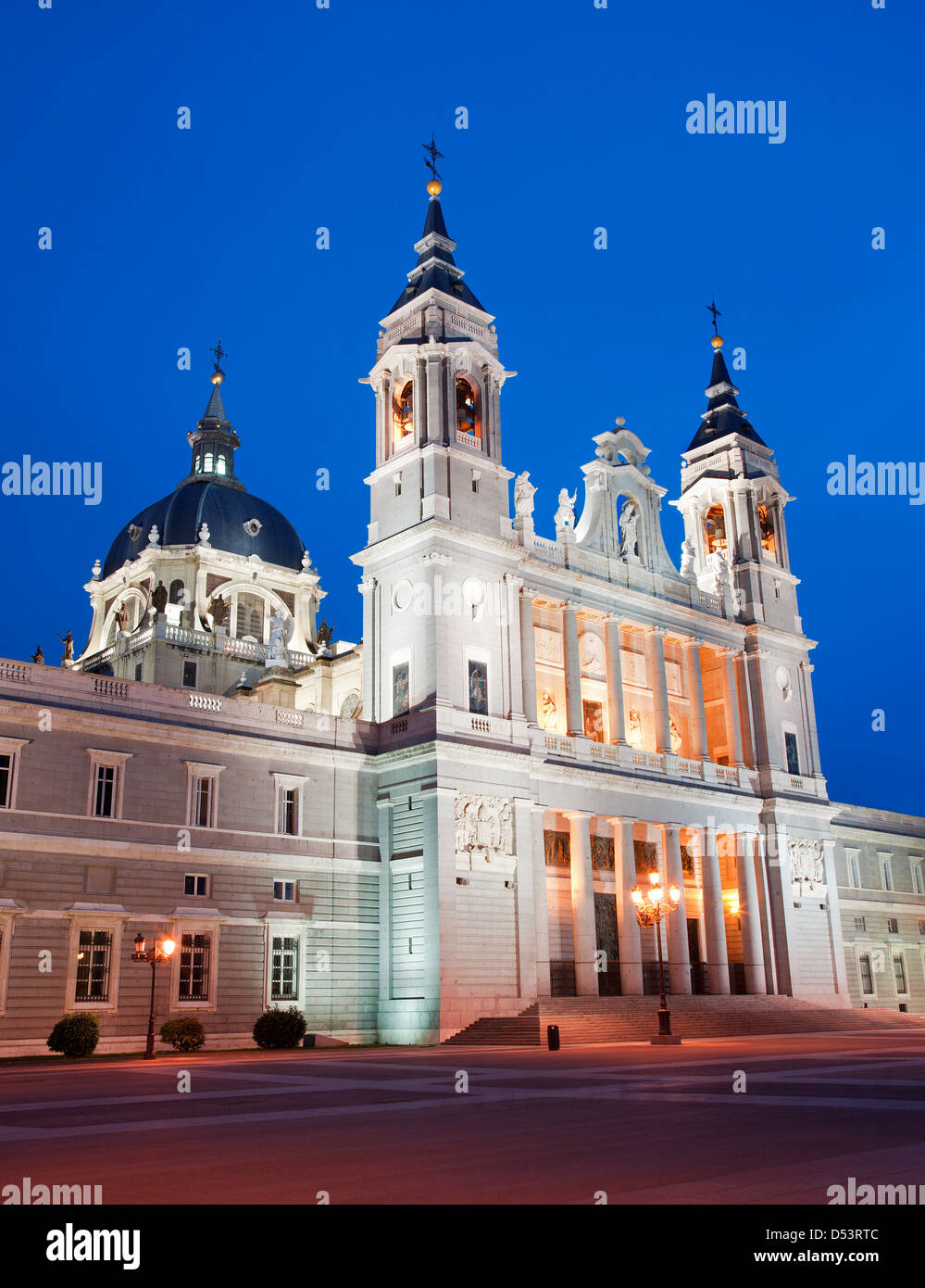 Madrid - Santa Maria la Real de La Almudena cattedrale nel crepuscolo della sera Foto Stock