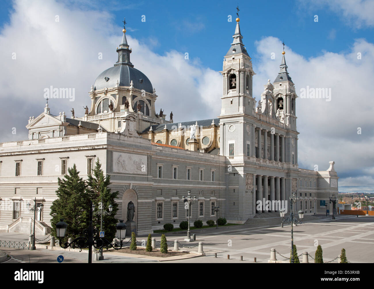 Madrid - Santa Maria la Real de La Almudena cattedrale nella luce del mattino Foto Stock