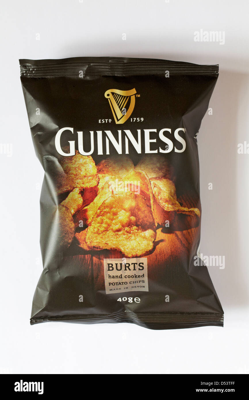 Pacchetto di 40g di Guinness esplode cotto a mano potato chips patatine fritte fatte in Devon isolati su sfondo bianco Foto Stock