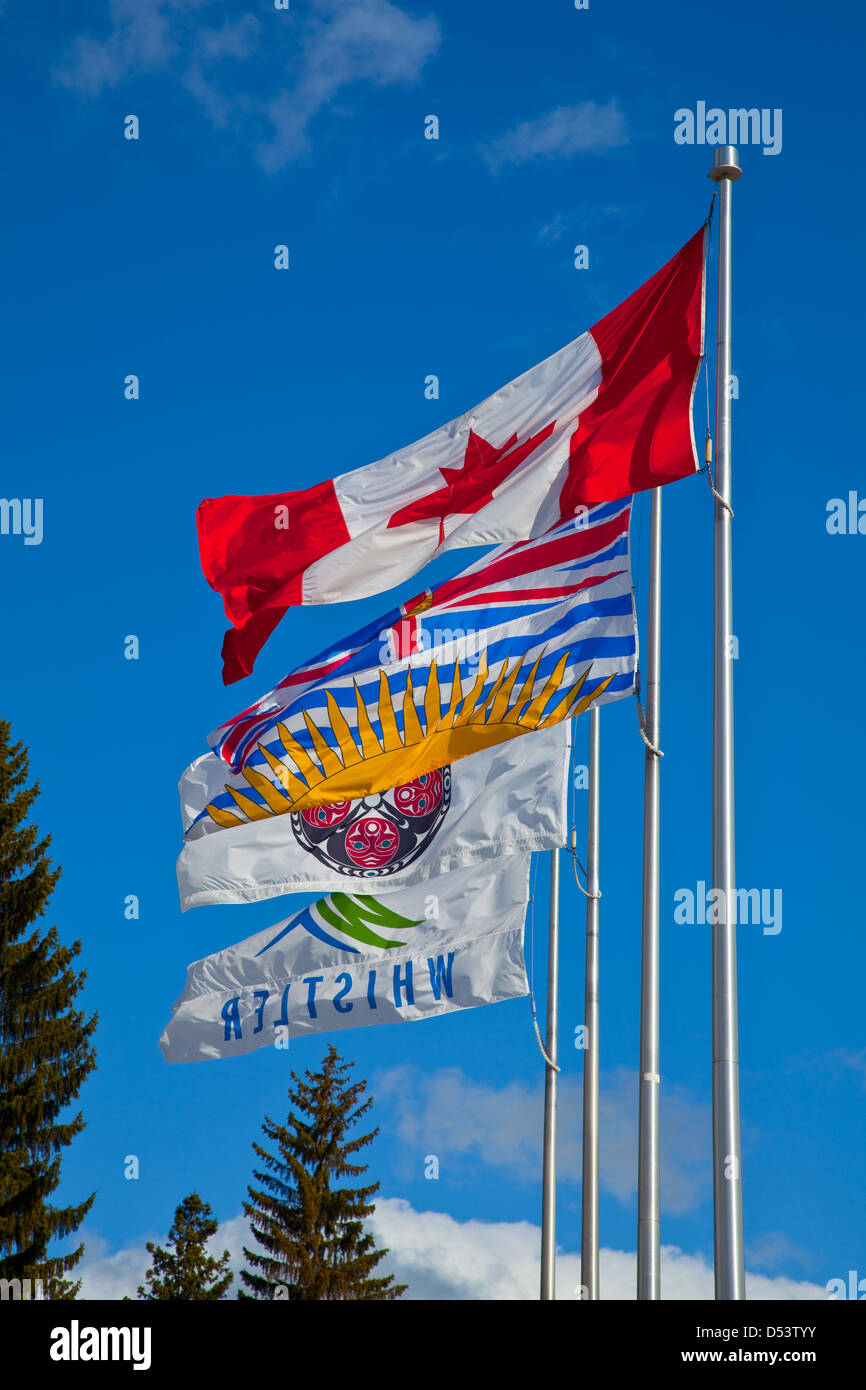 Il canadese e British Columbia bandiere con un primo Nazioni e un villaggio di Whistler bandiera Foto Stock