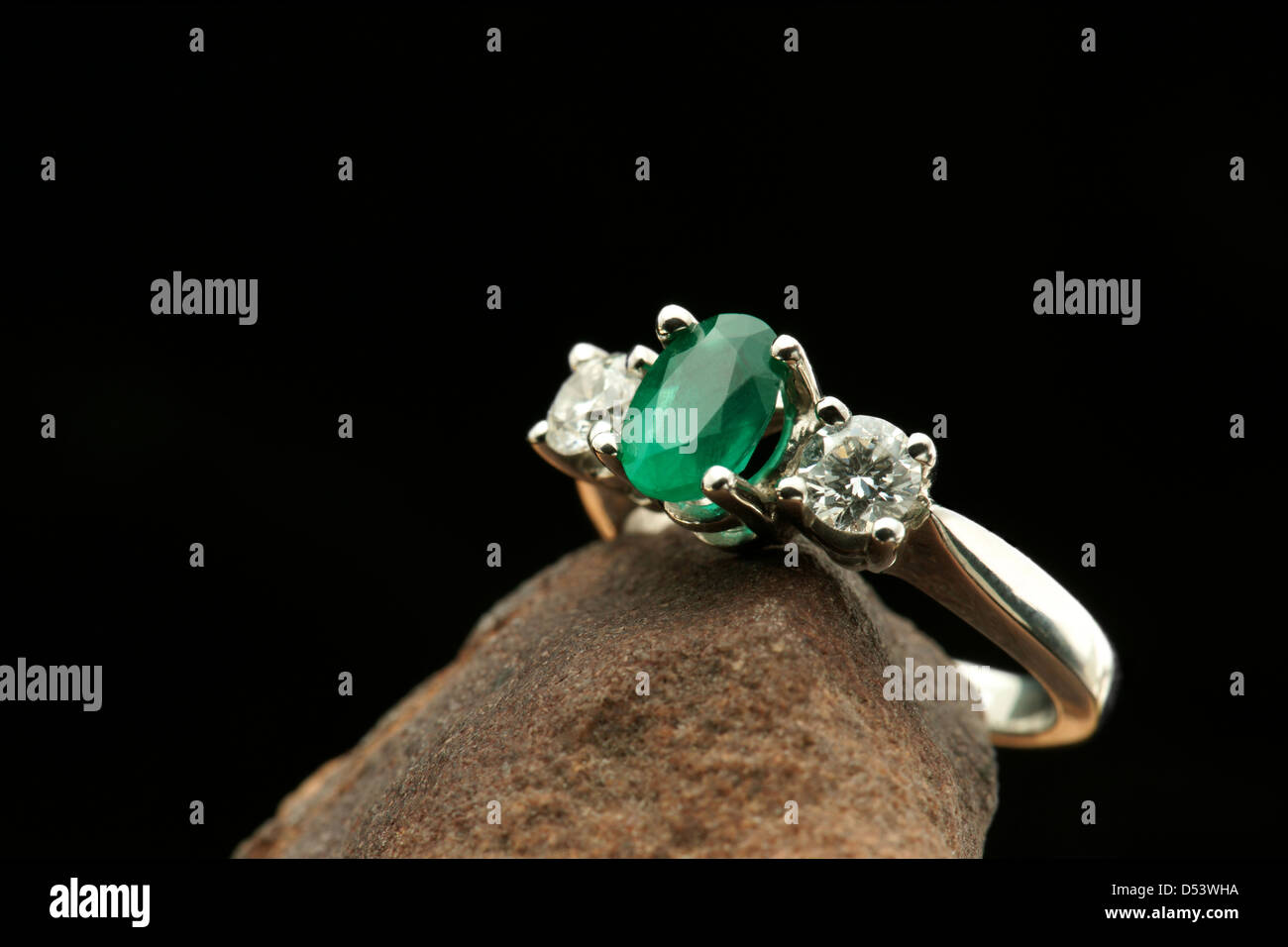 Anello in oro bianco con diamanti e pietra di smeraldo Foto Stock