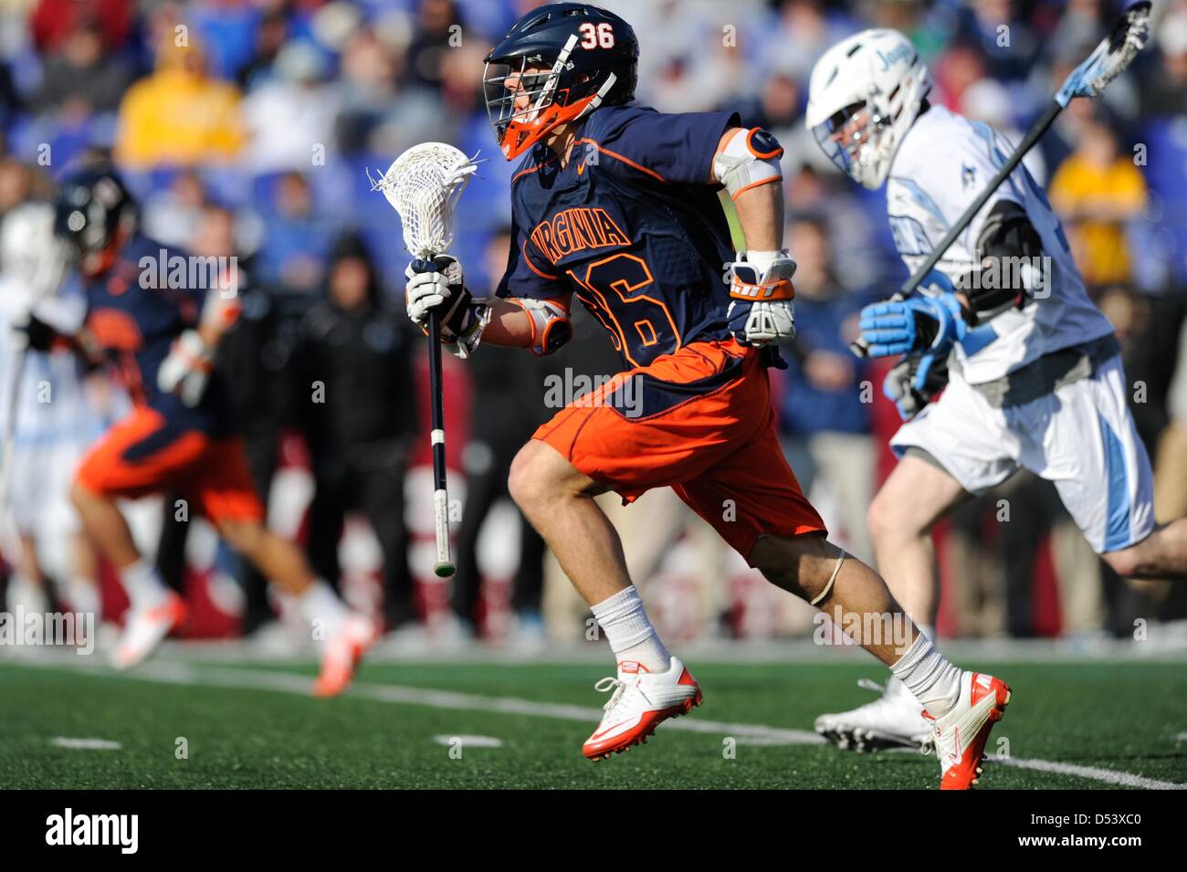 Marzo 23, 2013 : Virginia Bobby Hill (36) sposta la sfera verso il basso il campo nel corso di Lacrosse del Mens di azione tra Virginia e Johns Hopkins al M&T Bank Stadium di Baltimora, MD. Il Face-Off Classic è al suo settimo anno e prende il via il NCAA lacrosse stagione. Foto Stock