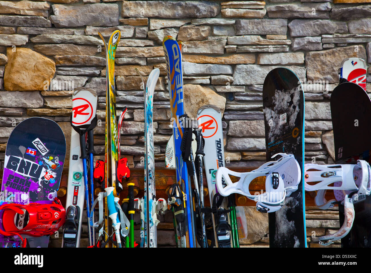 Gli sci e gli snowboard appoggiata contro il Roundhouse Lodge sulla Whistler Mountain Foto Stock