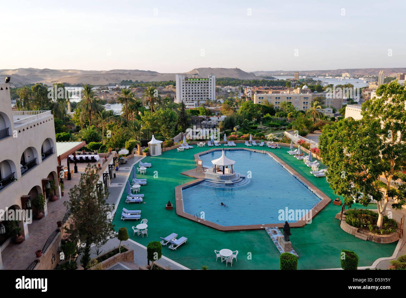 Aswan. L'Egitto. La zona della piscina di Basma Hotel che è situato su Aswan la collina più alta. Foto Stock