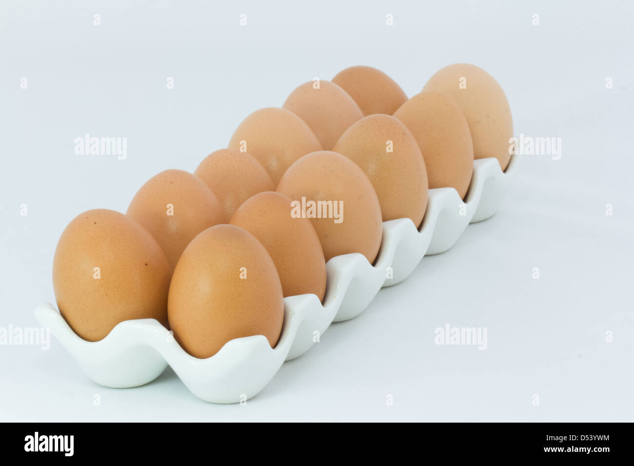 Di uova fresche in contenitori in ceramica Foto Stock