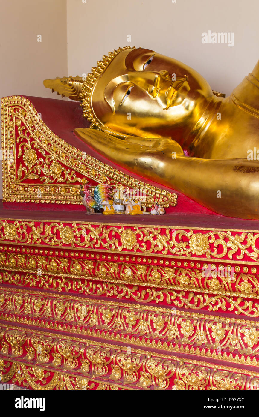 Budha Statua in Wat Phra That Hariphunchai Foto Stock