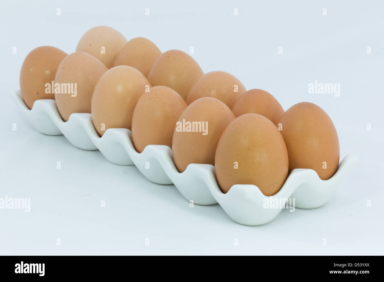 Di uova fresche in contenitori in ceramica Foto Stock