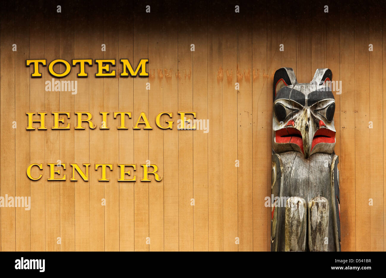 Il totem pole al di fuori di Totem Heritage Centre, Ketchikan, Alaska Foto Stock