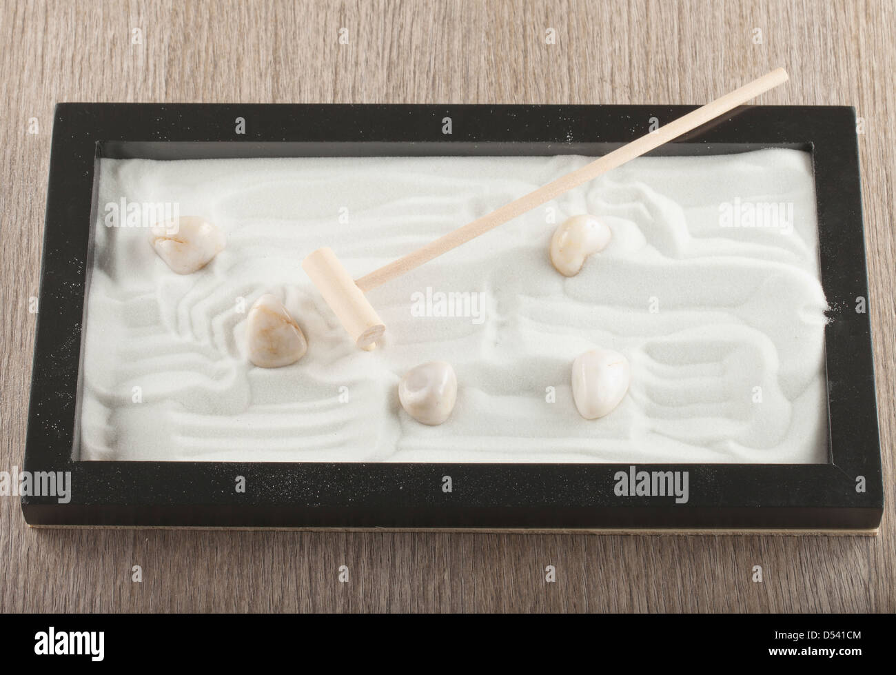 Le pietre, la sabbia e la spoglia di un giardino zen Foto Stock