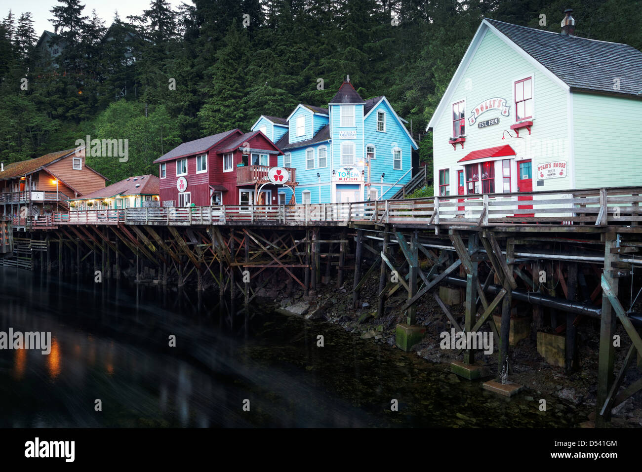 Dolly's House e altri edifici su palificazioni sopra Ketchikan Creek, storico di Creek Street, Ketchikan, Alaska Foto Stock