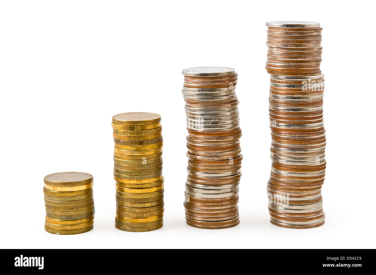 Pila di monete è fotografato sullo sfondo bianco Foto Stock