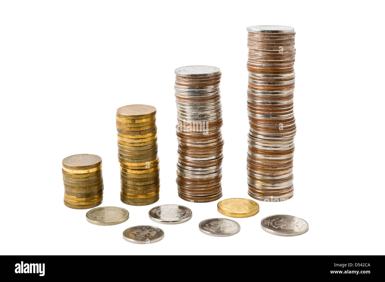 Pila di monete in Russia è fotografato sullo sfondo bianco Foto Stock
