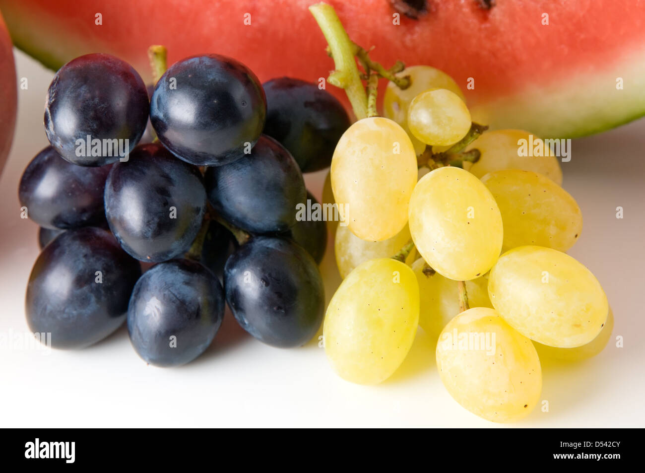Uva e dell'anguria sullo sfondo bianco Foto Stock