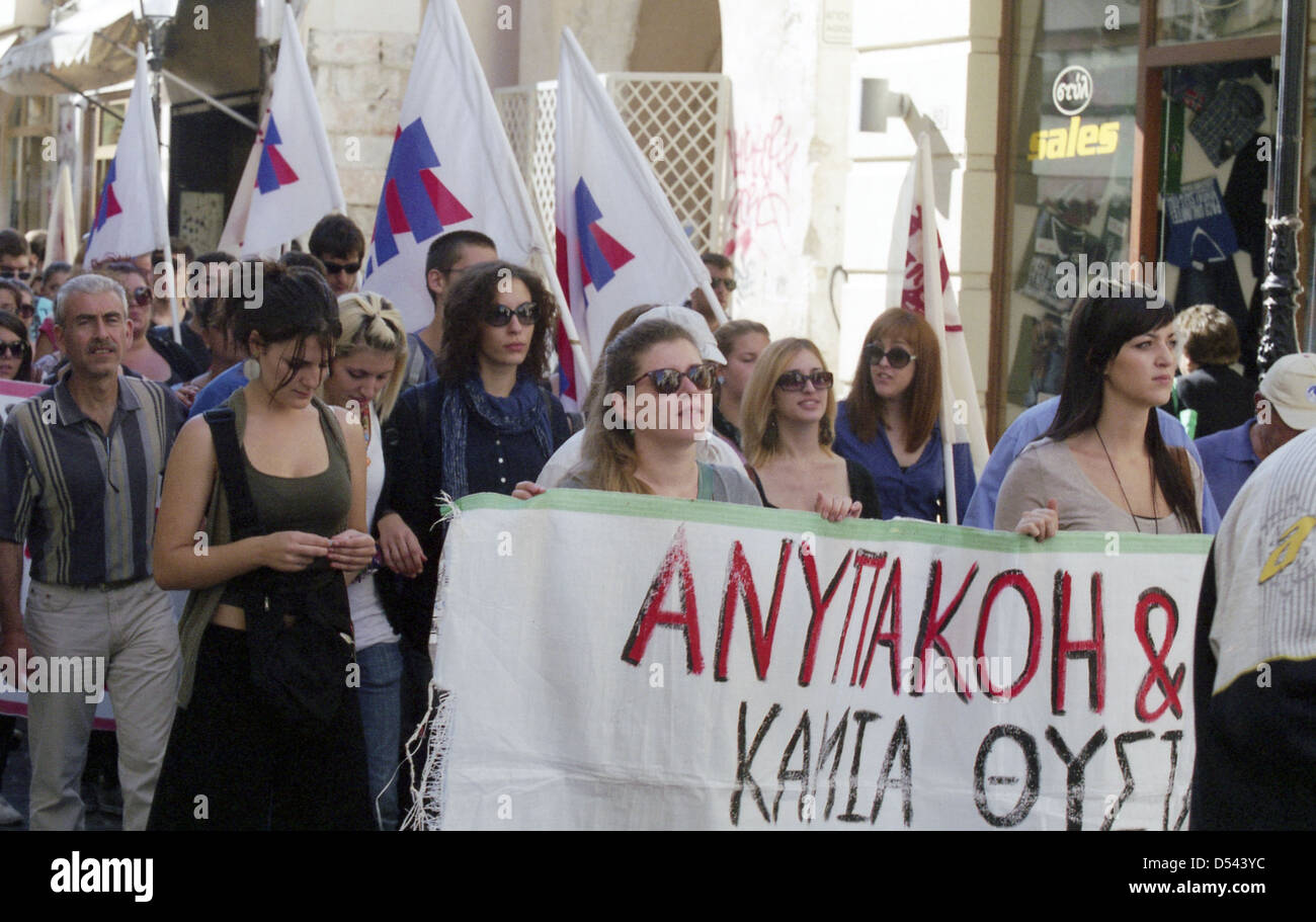 PAME greco sindacalisti tenere un rally e marzo a Rethymnon, Creta, Grecia, nel corso di una protesta nazionale contro l'austerità Foto Stock