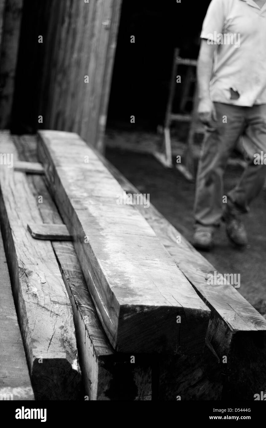 Oak, una trave di legno, Stacking, in bianco e nero Foto Stock