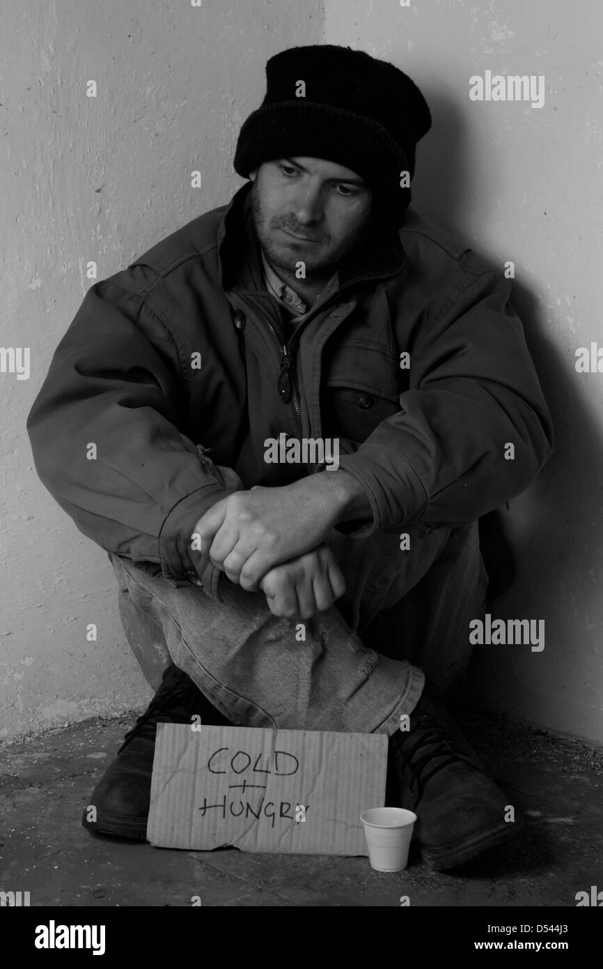 Uomo senza tetto per l'accattonaggio denaro Foto Stock