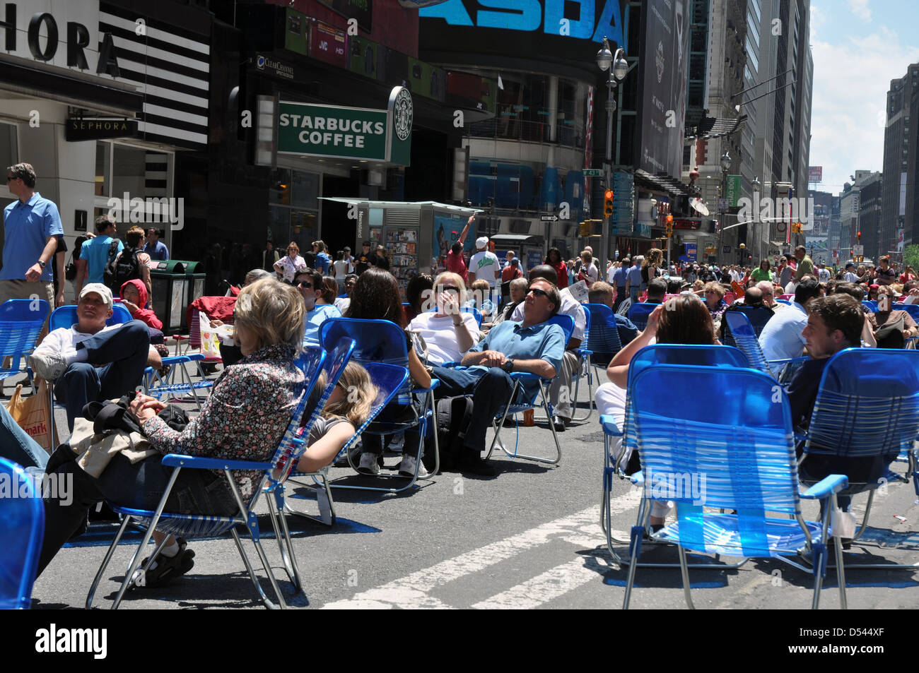 Stati Uniti d'America, New York New York City, Broadway e Times Square Mall pedonale, persone relax sulle sedie a sdraio Foto Stock